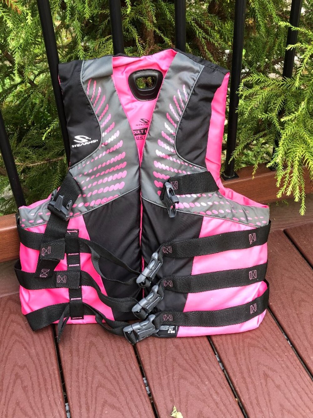 Stearns Adult Ski life vest, three lower snap straps, adult L-XL